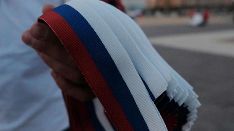 На Ставрополье раздали более 20 тысяч ленточек цветов флага России