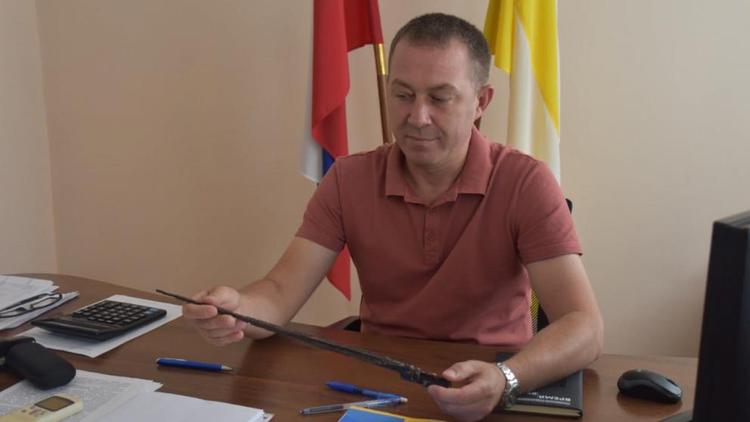 Боец СВО передал ставропольскому музею штык-нож времён ВОВ