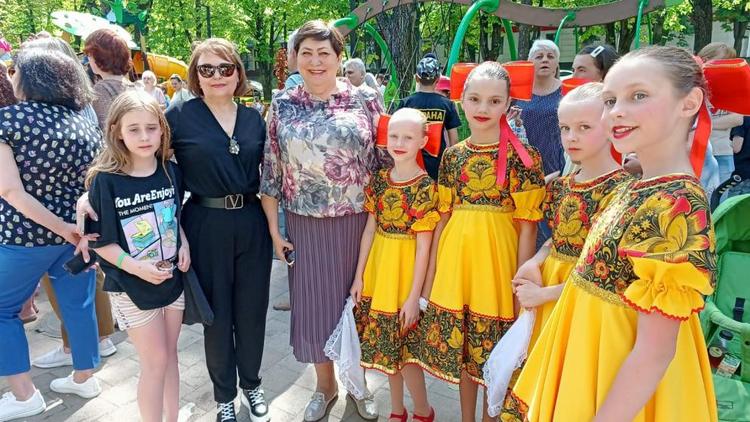 Депутаты Думы Ставрополья вручили сладкие подарки детям