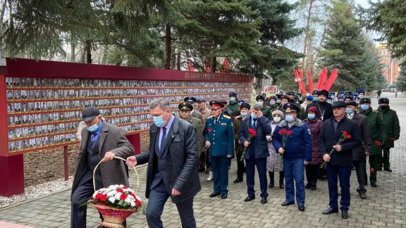 В Изобильном на Ставрополье прошёл митинг, посвящённый Дню героев Отечества