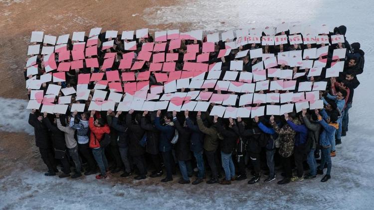 Студенты ставропольского вуза создали большую открытку к 8 марта