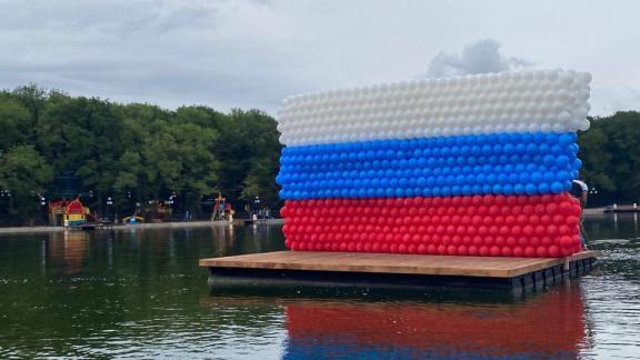 В Железноводске из воздушных шаров собрали гигантский флаг России