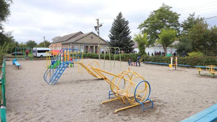 Детскую площадку открыли в посёлке Нижнеподкумском на Ставрополье