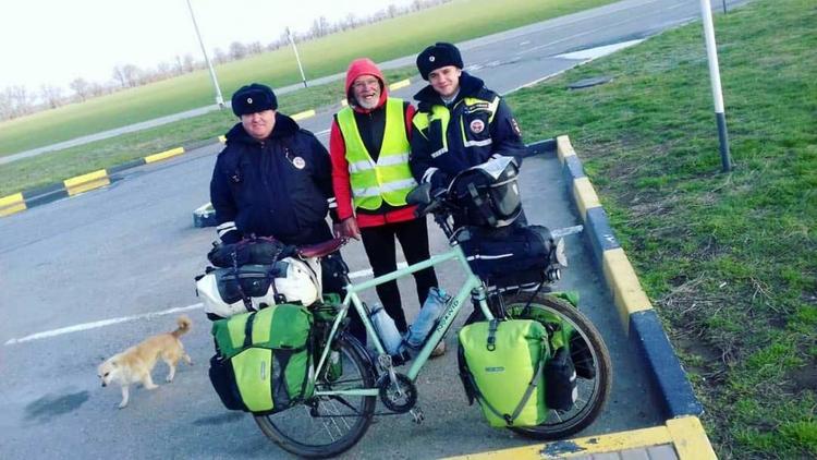 Застрявшему в ставропольской грязи иностранному велотуристу помогли полицейские
