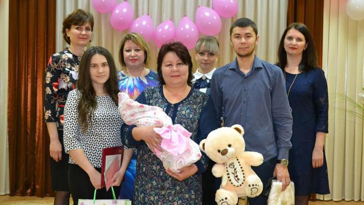 В отделе ЗАГС Александровского района зарегистрировали 100-го ребенка