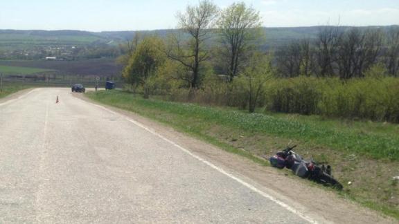 Мотоциклист без прав врезался в иномарку в Предгорном районе