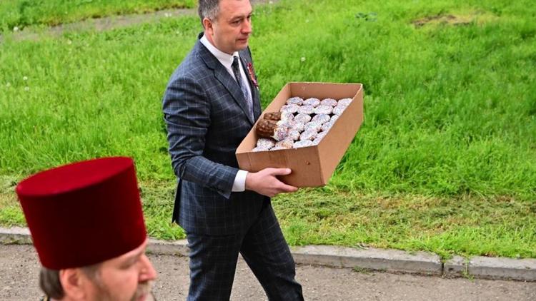 Глава Будённовского округа передал беженцам Донбасса 120 куличей