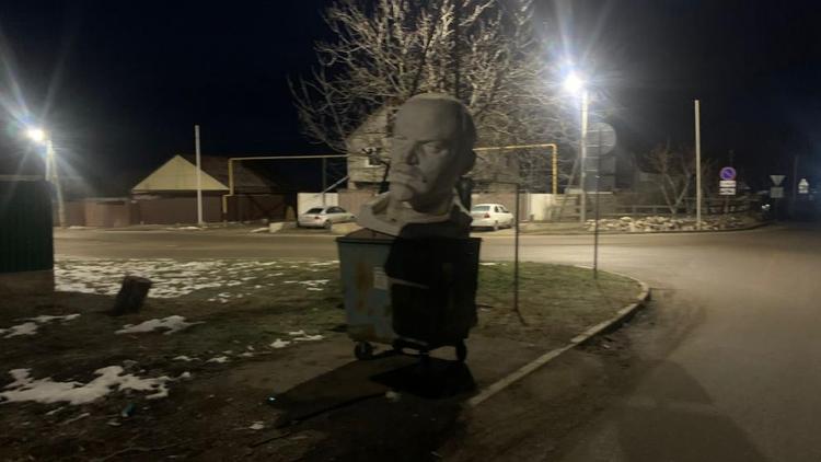 Большой бюст Ленина выбросили в мусорный контейнер в Железноводске