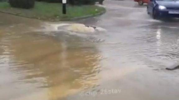 В Ставрополе вода из люков затопила перекресток улиц Тухачевского и Ворошилова