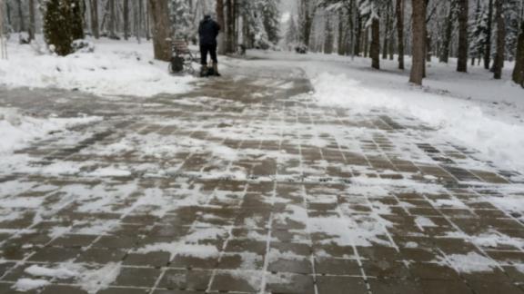 Последствия снегопада в Ессентуках устраняют уже 15 часов
