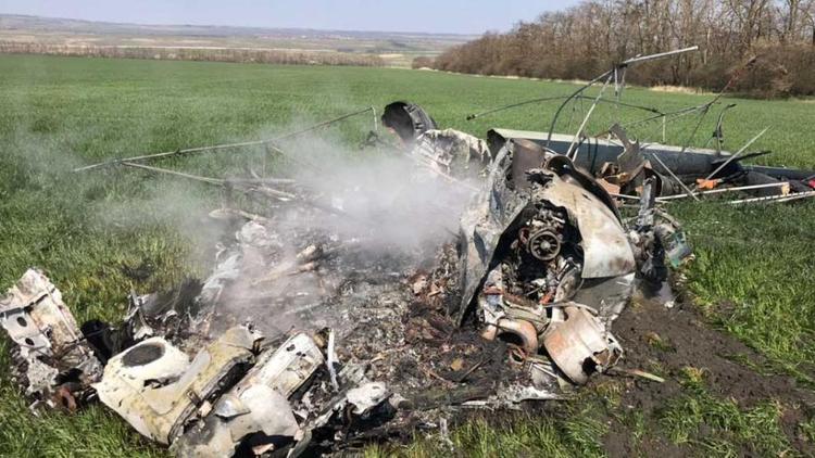 Вертолёт Ми-2 упал в поле в Ставропольском крае