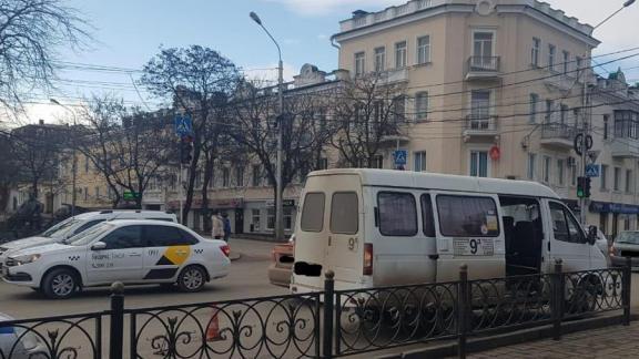 Из-за резкого торможения маршрутки в Ставрополе травмирована школьница