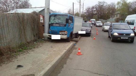 В Ставрополе водитель грузового автомобиля въехал в электрический столб