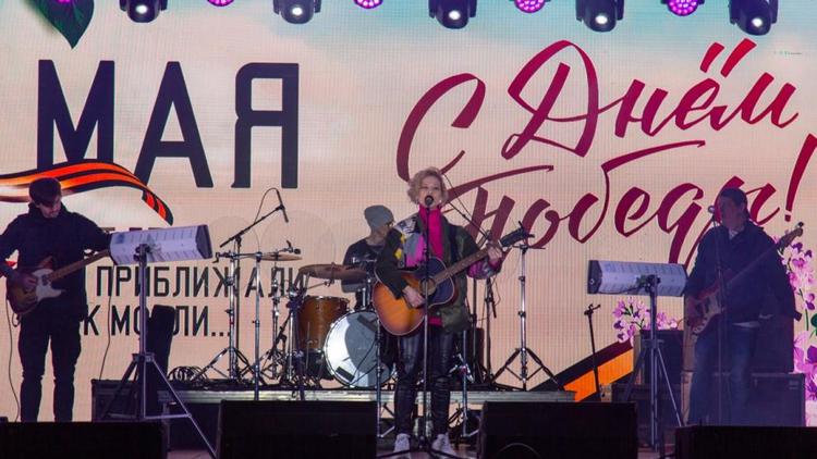 Концертом звёзд эстрады и салютом завершился День Победы в Ставрополе