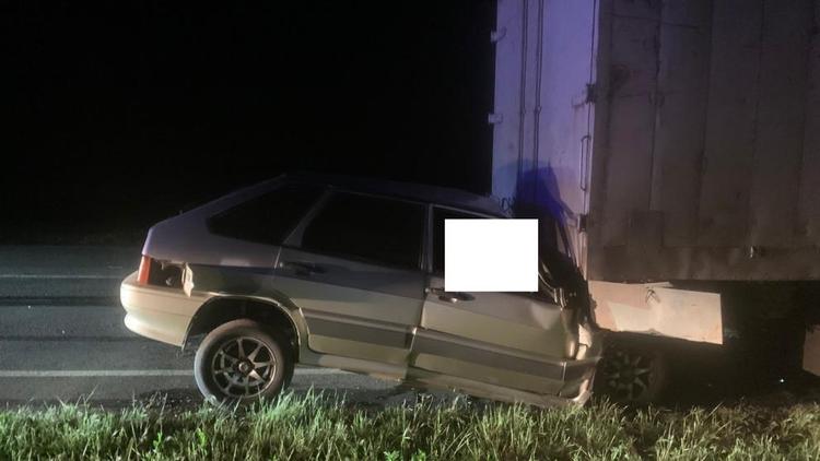Водитель въехал в стоящий грузовик в Красногвардейском округе и погиб