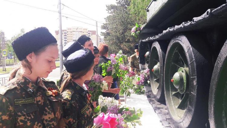 Кадеты-ермоловцы возложили цветы к мемориалу «Танк Т-34» в Ставрополе