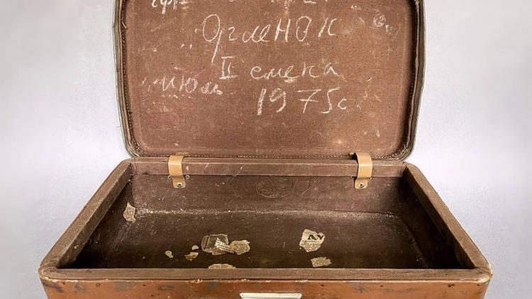 Сотрудники ставропольского музея возле мусорного бака нашли необычный чемодан