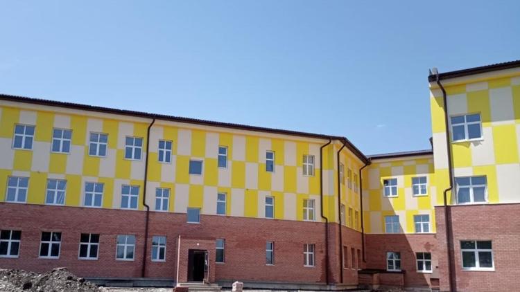 На Ставрополье подходит к завершению строительство школы в селе Кочубеевском
