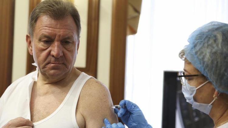 Мэр Ставрополя Иван Ульянченко привился от гриппа