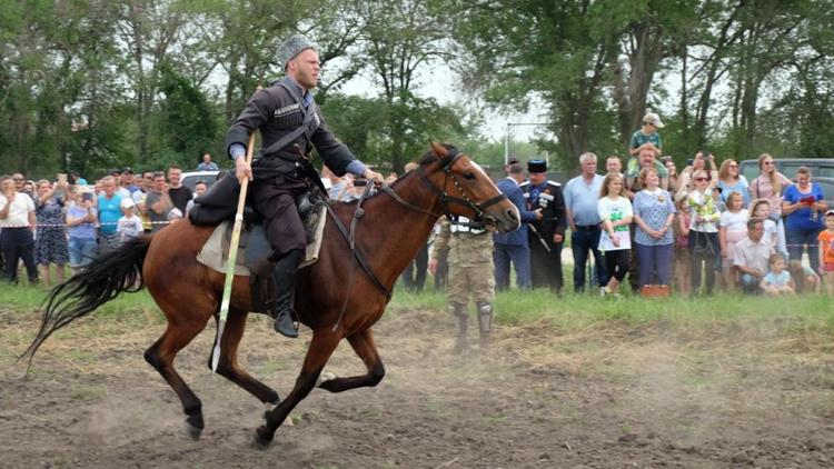 На Ставрополье совершавших конный переход казаков сопровождал священник