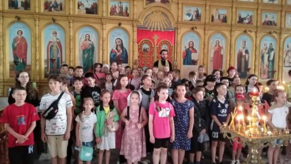 Дети из школьного лагеря посетили храм Вознесения Господня в городе Ипатово