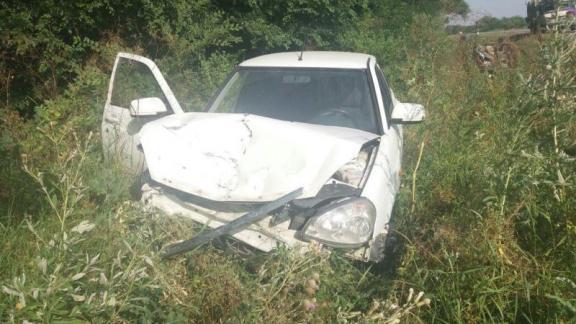 На Ставрополье водитель «Приоры» врезался в стоящую на обочине машину