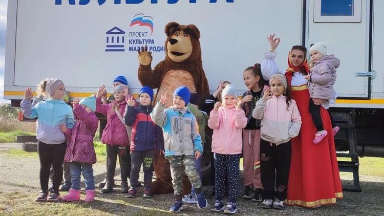 Герои мультфильма «Маша и Медведь» навестили детей Предгорного округа Ставрополья