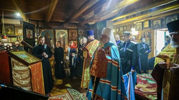 В храме краевого перинатального центра праздничную службу провел глава Ставропольской епархии