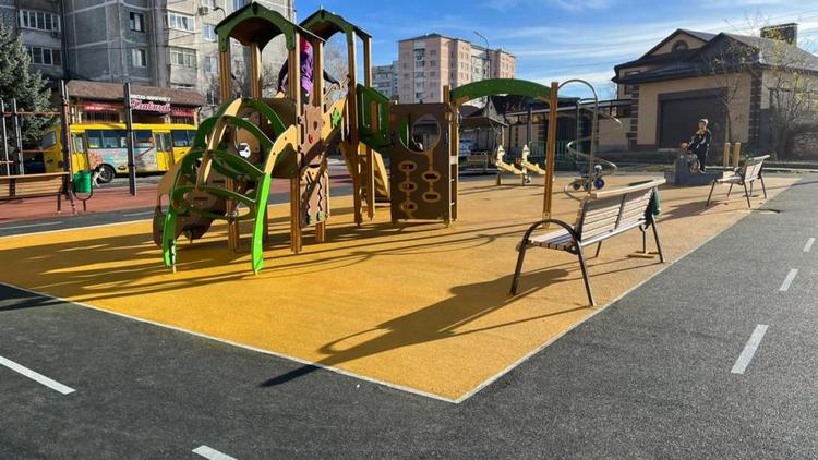 Новую детскую площадку оборудовали в Кисловодске