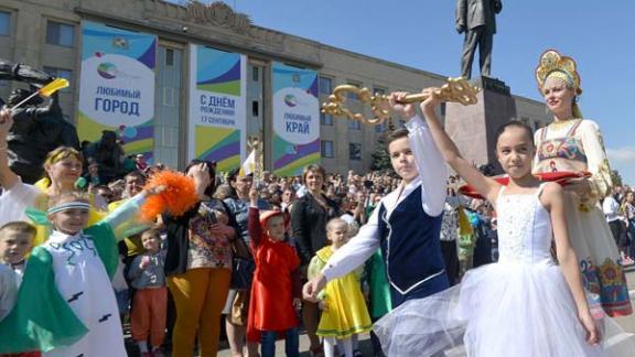 По улицам праздничного Ставрополя прошел детский карнавал