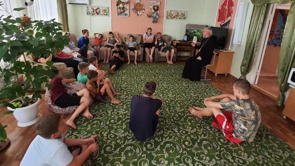 На Ставрополье просветительскую беседу в детском доме провёл священник