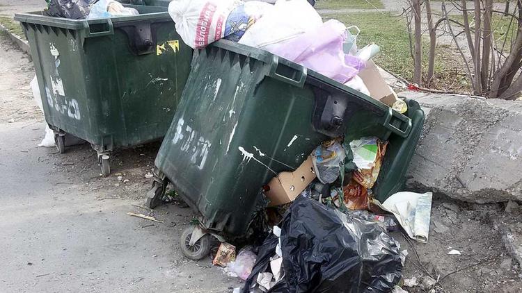 В Кисловодске вандалы изувечили пластиковый контейнер для мусора