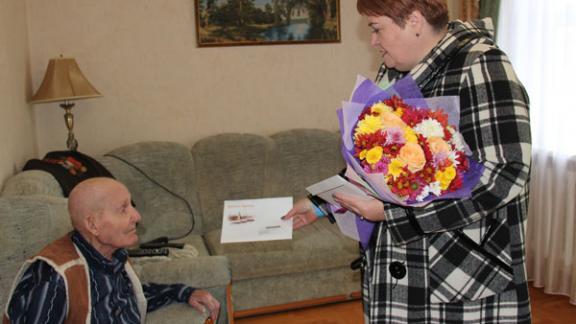Ветерана Великой Отечественной войны Василия Дерипасова поздравили с юбилеем в Невинномысске