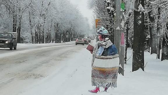 В Ессентуках дорожных манекенов переодели в зимнюю одежду