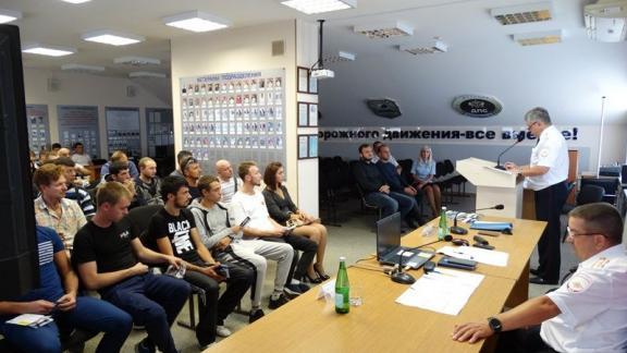 В Ставрополе таксисты сдали массовый экзамен по ПДД
