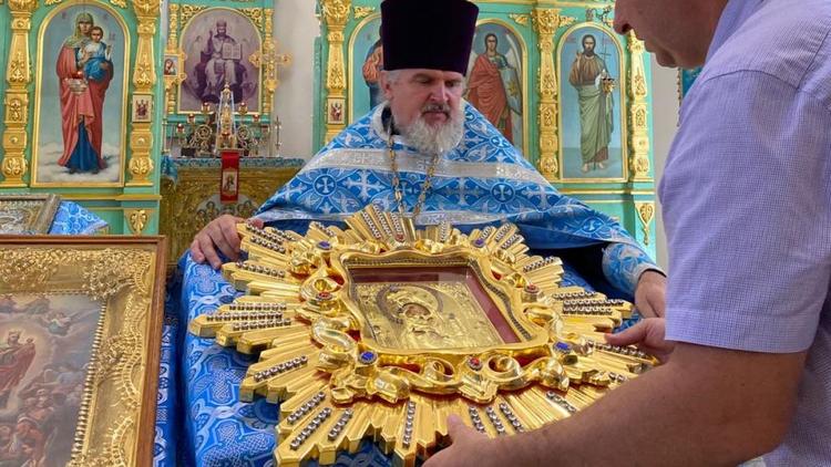 На Ставрополье депутат «Единой России» передал икону и стопу Божией Матери в церковь