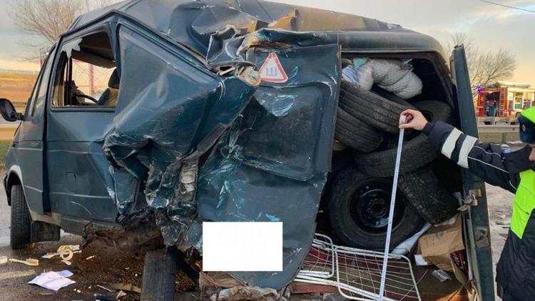 Вблизи Невинномысска водитель сбил трёх человек, ремонтировавших колесо