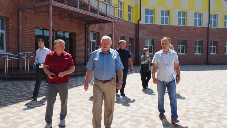 Ставропольские депутаты осмотрели проблемные объекты в Кочубеевском округе