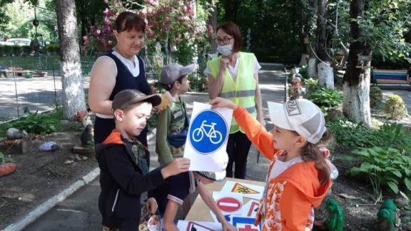 В ессентукских детских садах инспекторы рассказали малышам о правилах дорожного движения