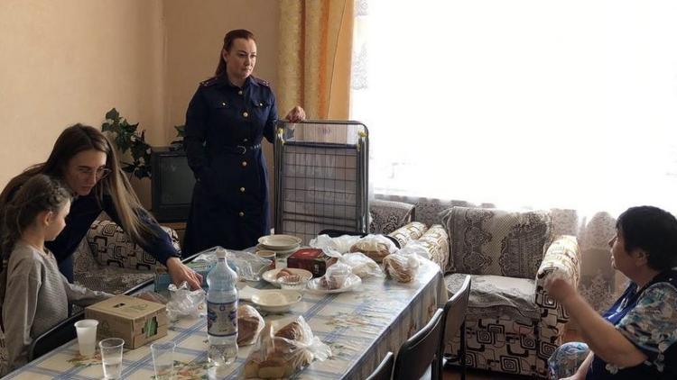 В Георгиевске следователи навестили семьи из Донбасса