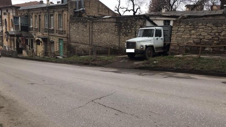 Пенсионерка попала под колёса грузовика в Пятигорске
