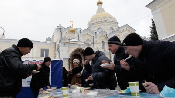 В Ставрополе начал работу мобильный пункт горячего питания при Андреевском соборе