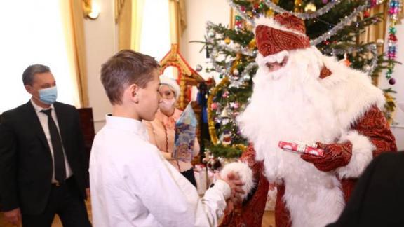Владимир Владимиров в костюме Деда Мороза исполнил новогодние желания воспитанников детдома