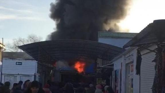 В Светлограде горит городской рынок
