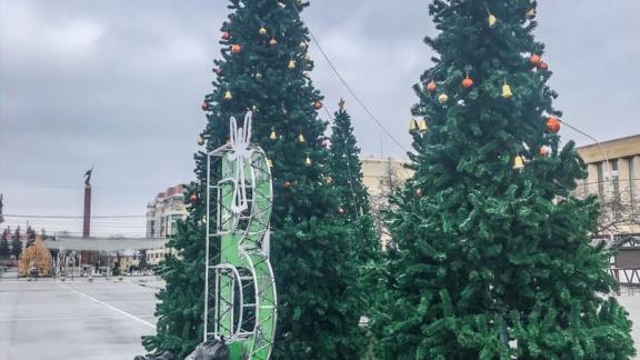 В Ставрополе приступили к демонтажу новогодних ёлок на площади Ленина