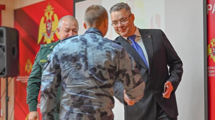 Губернатор Ставрополья вручил медали отличившимся в ходе СВО росгвардейцам