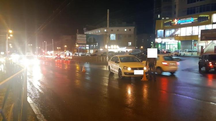 В Ставрополе женщина переходила дорогу в неположенном месте и угодила под машину