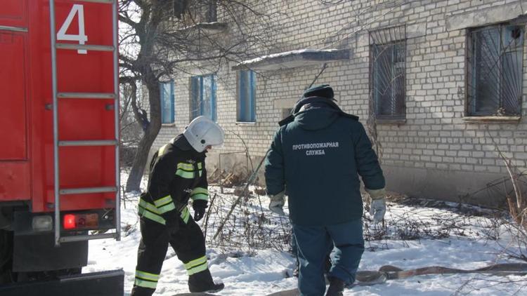Из-за пожара на Ставрополье эвакуировали 10-квартирный барак
