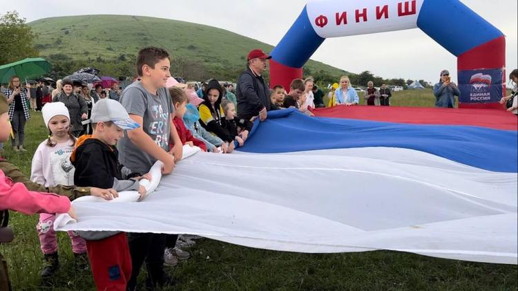 Огромный флаг России развернули на вершине горы Джуца в Ставропольском крае