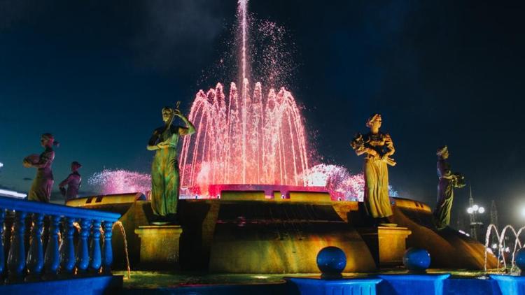 На площади Святого князя Владимира в Ставрополе открыли сезон фонтанов